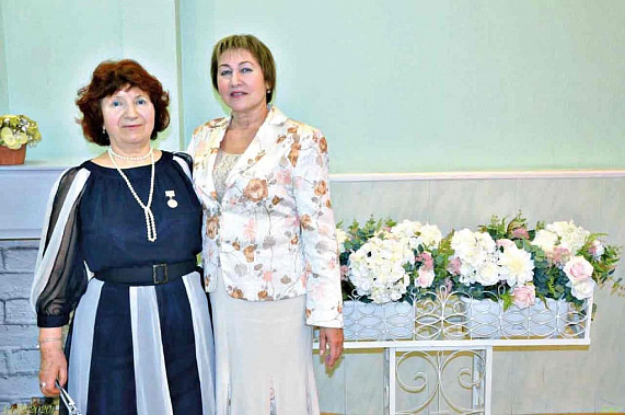 Мария МОЗАЛЬ (слева) с Галиной НЕЧАЕВОЙ, тоже активисткой из Союза пенсионеров Дона, на празднике в честь дня 8 Марта.
