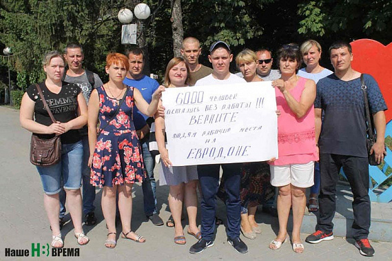 Бывшие работники «Евродона» уверены, что только тот, кто создал предприятие, кто вложил в него душу, и сможет его спасти. Бывшие работники «Евродона» уверены, что только тот, кто создал предприятие, кто вложил в него душу, и сможет его спасти.