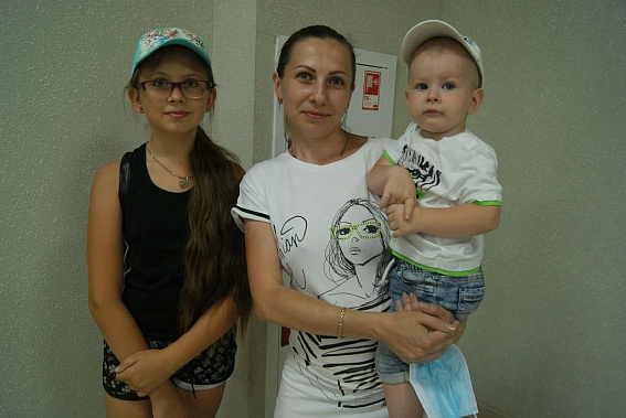 Светлана Бирюкова, мама троих детей, пришла в центр соцзащиты Ворошиловского района Ростова с дочерью Викой и сыном Димой. Дети очень рассчитывают, что в продуктовом наборе будет побольше сладостей.