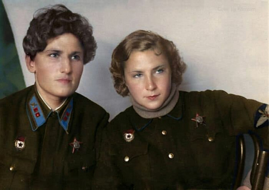 Лучшие летчицы призыва Расковой - Катя Буданова и Лиля Литвяк