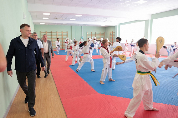 Ю. Слюсарь осматривает помещения реконструированного Дворца спорта. Источник фото: правительство Ростовской области.