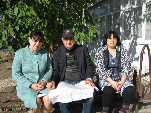 Владимир Печинский (в центре). Бывший строитель сохранил копию про ектносметной документации по дому, и она пригодилась.