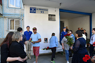 И сохранит память вечно его мемориальная доска