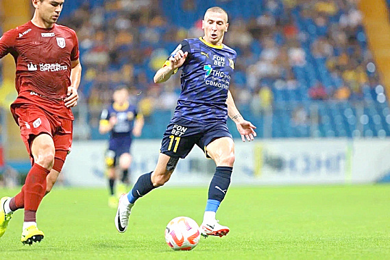 Алексей Ионов (№ 11) провел отличный матч с «Рубином».