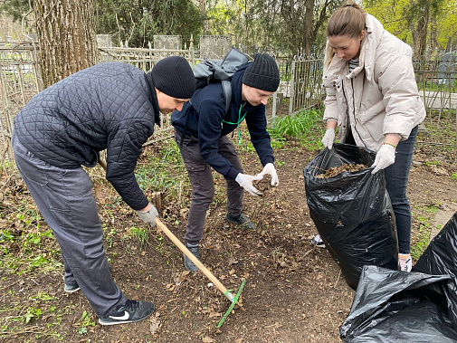   Сегодня таможенники, гимназисты, студенты наводили порядок на ростовских погостах