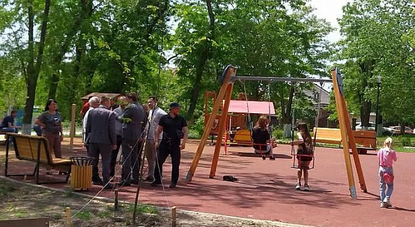 Качели вернули на место после вмешательства сотрудников ростовской мэрии. Фото сайта donnews.ru