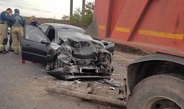 В Родионово-Несветайском районе под дорожный самосвал попал автомобиль
