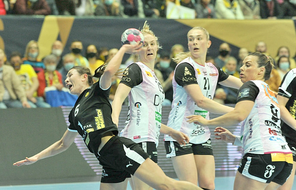 По воротам ЛУНДЕ бросает Юлия МАНАГАРОВА, которая во второй игре забила четыре мяча.