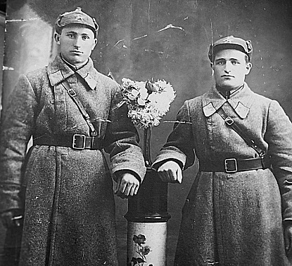 Петр Тимофеевич на фронтовом фото (слева).