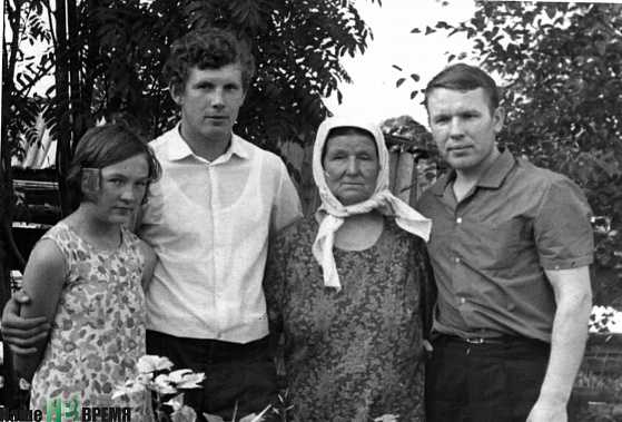 На фото из семейного архива Мартыновых - Лидия Васильева с сыновьями Владимиром и Энгельсом и внучкой Ириной, август 1977 года.