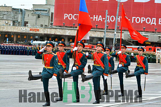 На Театральной площади Ростова-на-Дону состоялся военный парад