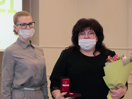 Ирина ТЕЛАРОВА, директор департамента потребительского рынка (слева), вручила знак губернатора Ростовской области «За милосердие и благотворительность» Марине ВОРОБЬЕВОЙ, владелице ателье «Силуэт» (Егорлыкский район). Ирина ТЕЛАРОВА, директор департамента потребительского рынка (слева), вручила знак губернатора Ростовской области «За милосердие и благотворительность» Марине ВОРОБЬЕВОЙ, владелице ателье «Силуэт» (Егорлыкский район).