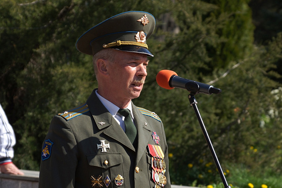  Сами они маленькие, а вот патриоты - большие...