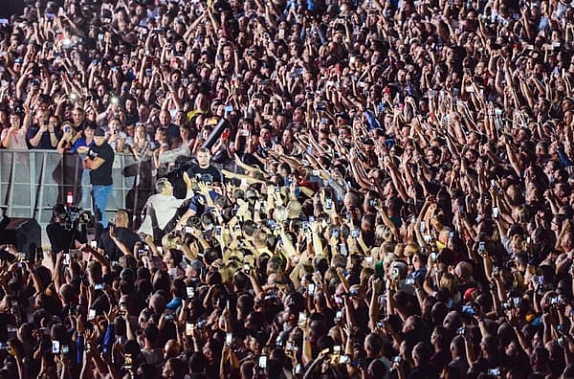 Опоздал, впечатлил и поздравил Собчак: в Ростове прошел концерт «Ленинграда»