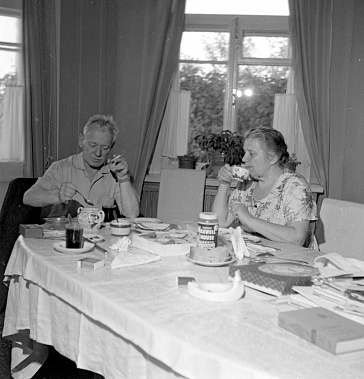 М.А. Шолохов и М.П. Шолохова за вечерним чаем. Ст.Вёшенская. 1959. Фото Я.Рюмкина