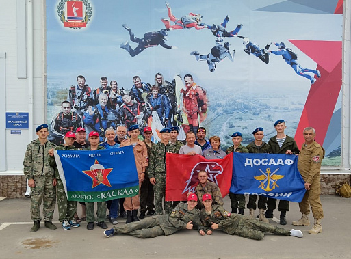 Юнармейцы из Тацинского и Белокалитвинского районов совершили парашютные прыжки