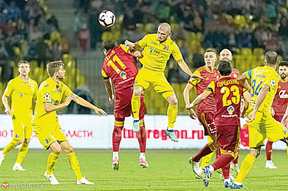 Борьбу за мяч ведет Гулиев (желтая форма, в центре).