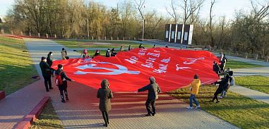 В Кумженской роще развернули Знамя Победы
