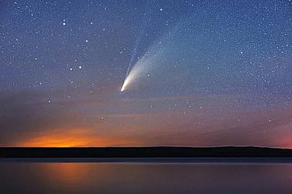 Комета в вечернем небе. Источник фото: news.rambler.ru
