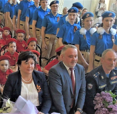 На фото: почетные гости - начальник районо Ирина Микова, депутат городской Думы Магомед Дарсигов и руководитель  