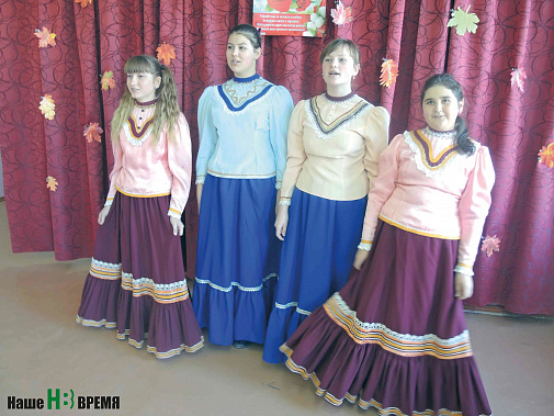 Юные казачки Валерия Быкадорова, Дарья Маргиева, Елизавета Бродовникова и Дарья Зубкова.