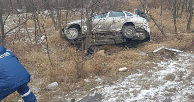 На трассе М-4 Дон машины после ДТП скатились в кювет