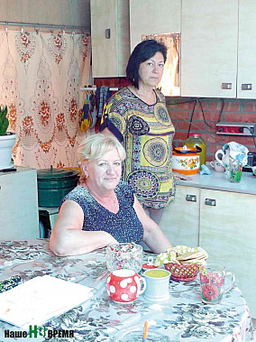 За годы работы для своих подопечных Светлана Георгиевна (справа) уже больше чем просто соцработница.