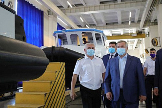 Губернатор оценил катера из пластмассы