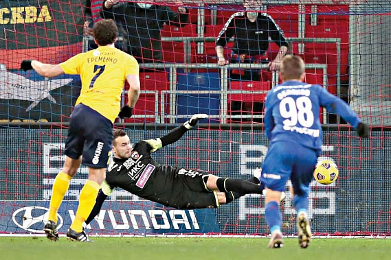 Ворота «Динамо» атакует нападающий «Чайки» Идрис УМАЕВ (№ 17). Фото с ФК «Чайка»