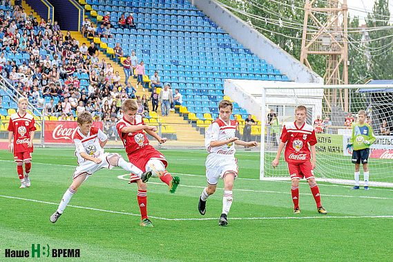 Футболисты «Олимпа» (белые) сломили оборону «Русича».