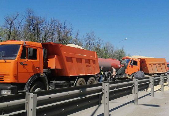 На трассе М4 «Дон» случилось ДТП с участием большегрузной машины 