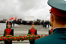 08 05 2025 Сотни ростовчан возложили цветы к Вечному огню на Театральной площади 