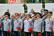 Гирлянду Славы возложили к стеле воинам-освободителям Ростова-на-Дону