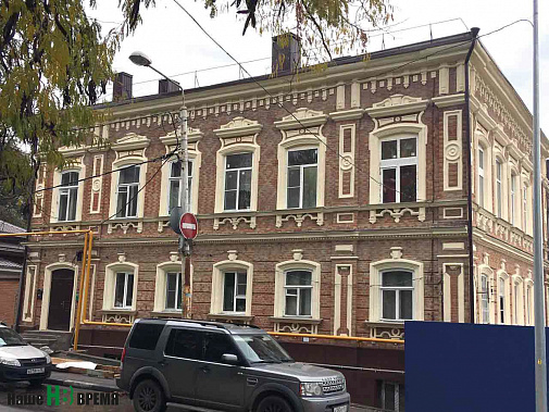 Дом купца Россолимо выстроен из местного пестрого кирпича. Вглядитесь: между окнами второго этажа виден узор, выложенный каменщиками.