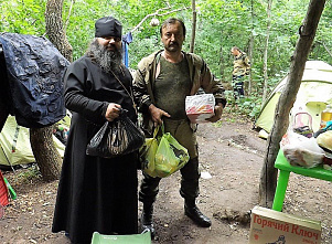 На Вахте памяти - поисковики и священнослужители