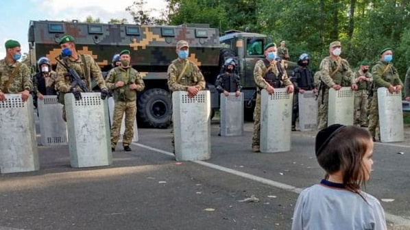 Противостояние хасидов и украинских пограничников подошло к кульминации: верующим нужно добраться в Умань до полуночи сегодняшнего дня