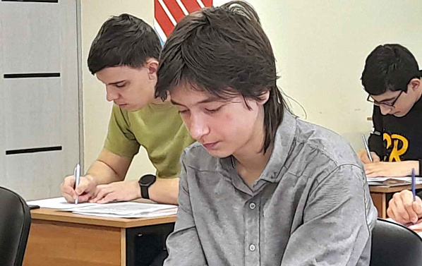На снимке: неоднократный победитель и призер различных конкурсов Дмитрий Макаров (Центр детского технического творчества Ростова-на-Дону)