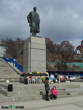 Софья и Виктория Тихоновы разыгрывают в лицах сказку «Воробьишко».