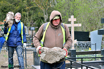 На Северном кладбище Ростова прошел субботник