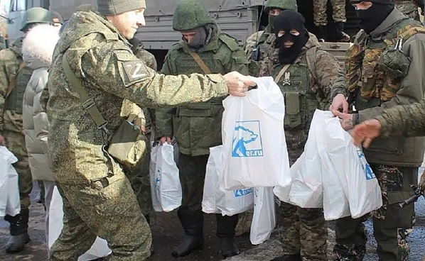 На снимке: депутат Максим Гелас вручает подарки воинам. Источник фото: Законодательное собрание Ростовской области.