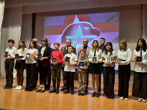 Юных зерноградцев сегодня приняли в Юнармию и «Соколы России»