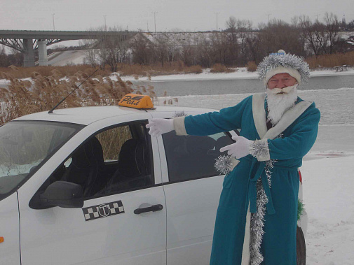 Дед Мороз за рулем такси