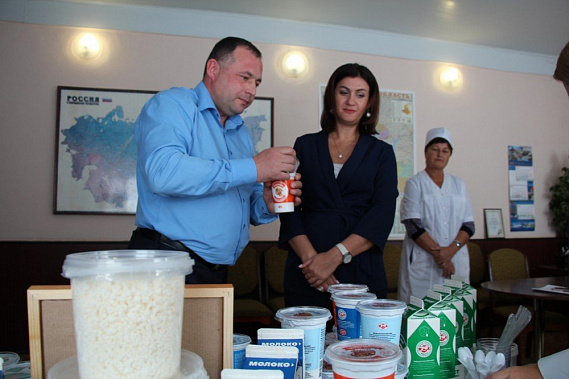 Подпись под фото. Заместитель директора департамента потребительского рынка Татьяна Савицкая вручила сертификат соответствия директору маслозавода Игорю Мозокину. Фото предоставлено редакцией газеты «Районные вести»