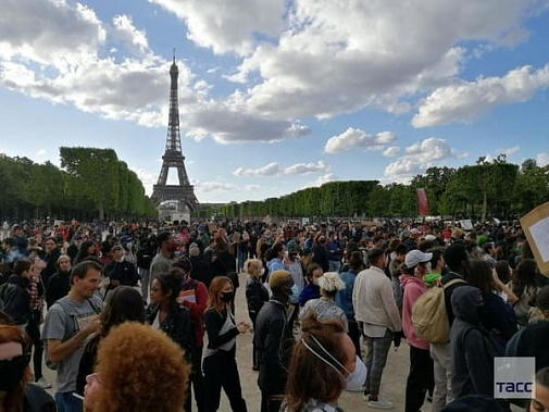В Париже, где еще действуют ограничительный режим, на митинг против расизма собрались более 23 тысяч человек.