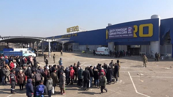 В Мариуполе открыли центр гуманитарной помощи из Ростовской области и других регионов России