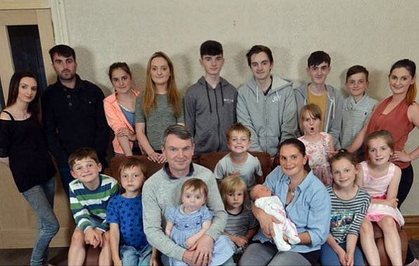 Вот такую фотографию опубликовала недавно Сью на своей странице в соцсети: «Мальчики – 10, девочки – 9. Кто будет следующим?»