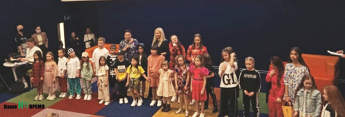 Вместе на одной сцене собрались дети солнечные и обычные. Для тех и других выступление оказалось очень важным событием. А еще они прекрасно повеселились за сценой. 