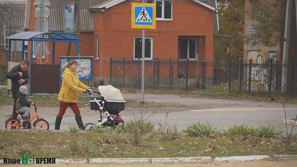 В семье Саламатовых двое детей. Сегодня они пришли пораньше в надежде попасть на прием. Им не раз приходилось ездить с детьми к врачу в Таганрог, а это дорого и неудобно.