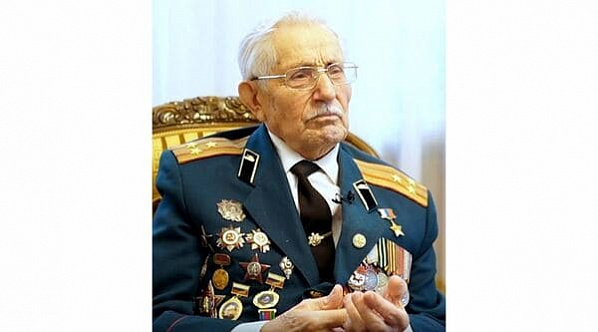 Героя России артиллериста Павла Сюткина поздравили со 100-летием