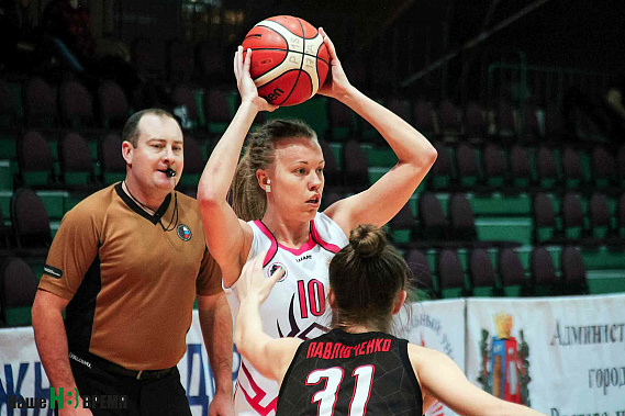 За игрой ростовчанки Анастасии МАКСИМОВОЙ следит арбитр матча.